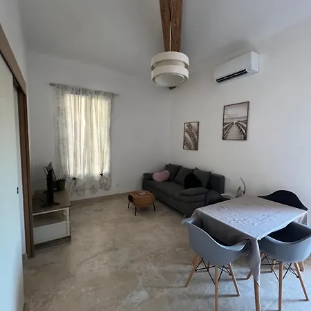 Les Hirondelles Du Soleil Apartment Poussan